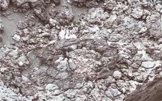 如同爆痘！印尼男子拍到杜科诺火山爆发瞬间！
