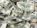 美国一运钞车掉落30万现金：50多名路人现场捡钱瓜分！