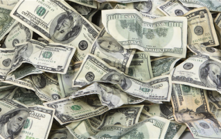 美国一运钞车掉落30万现金：50多名路人现场捡钱瓜分！
