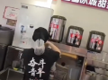 蜜雪冰城女店员不是因为爆单累哭的 到底怎么回事