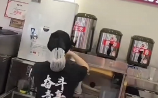 蜜雪冰城女店员不是因为爆单累哭的 到底怎么回事