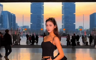 神似电影场景 郑州东站成新晋打卡地：女网红集体走秀！