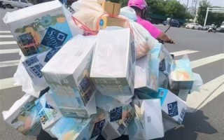 配送员电动车严重超载 被大包裹“堆成小山” 山姆回应：需咨询第三方物流平台！