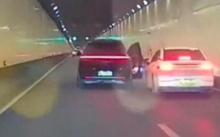 西安通报男子隧道内开车门恶意别车：未成年无证驾驶 已作出处罚！