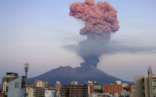 地震致日本鹿儿岛火山喷发：两公里内可能“天降落石”！