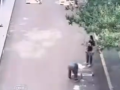 校长安排人用防水漆为学生画跳房子 网友纷纷留言称赞校长!