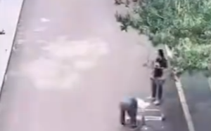 校长安排人用防水漆为学生画跳房子 网友纷纷留言称赞校长!