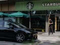 黑武士版理想i8官曝 李想本人当车模：手拿一杯星巴克！