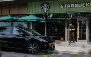 黑武士版理想i8官曝 李想本人当车模：手拿一杯星巴克！
