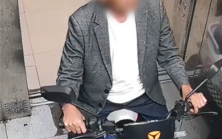 大爷为骑电动车进电梯 一锄头干掉智能阻止系统！