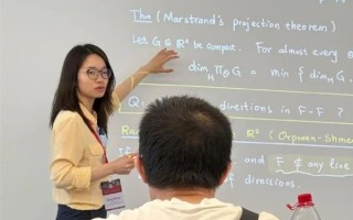 90后女数学家王虹接连斩获两项数学界大奖！韦东奕都来听她讲课！