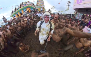 美国博主在印度体验泼粪节被吓到：直言不想有第二次！