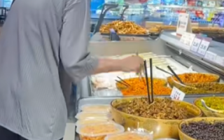 湖北一女子用公筷试吃超市咸菜后插回 涉事门店回应！