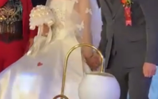 婚礼问誓环节新郎突然眼里来活走开 具体怎么回事