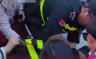 “王婆说媒”保安满脸痛苦下跪向游客道歉 景区回应！