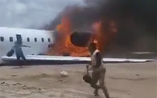 刚果金一架飞机降落时坠毁起火：机上乘客拍下全过程 ！