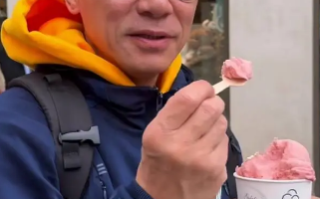 刘嘉玲拍61岁梁朝伟在街头吃冰淇淋 网友：我以为第一口给老婆的，没想到他自己先吃了！