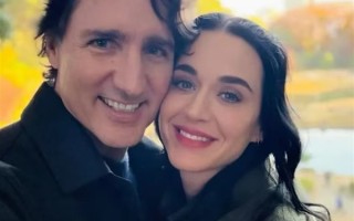 首张自拍合影！水果姐官宣恋情：对方为加拿大前总理 !