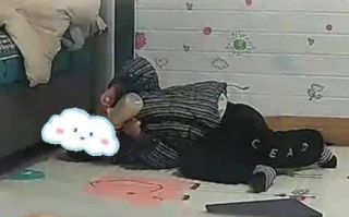 三岁宝宝在家自己冲奶粉喝 妈妈看到监控后感到很酸楚！