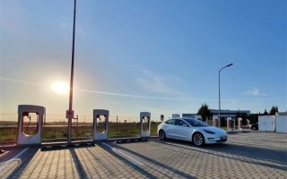 交通运输部：高速公路服务区充电桩覆盖率已达98.4%!