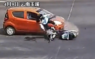 小伙骑电动车闯红灯被撞丝滑翻滚躲过二次事故：必须全责 网友点赞!