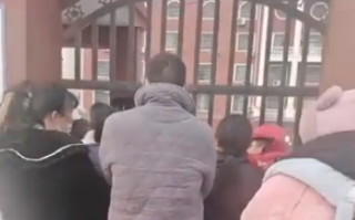 河南一小学拖欠教师工资无人上课 教育局回应正在积极处理中！