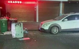 触目惊心：男子吵架4楼扔下洗衣机 砸中汽车严重变形！