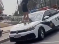 女网红违停并跳上警车被行拘 到底怎么回事