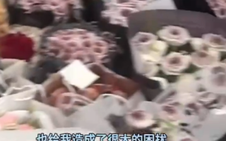 女生520收一屋子花 准备晚上摆摊去卖掉！