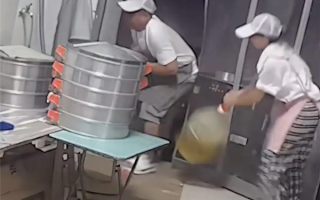 浙江一早餐店老板触电 妻子抄起油桶砸丈夫获网友好评！