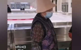 刘强东送外卖 母亲现身京东食堂给员工煮饺子 网友：没有一点架子!