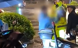 外卖员闯红灯撞到老人崩溃用头盔狂砸头 网友热议！