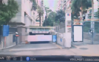 问界M9车主下地库误踩油门差点撞升降杆 小艺：请抬脚！