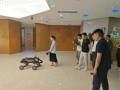 智元研究院智能四足机器人“导盲犬”首秀：成功将盲人带到8楼！