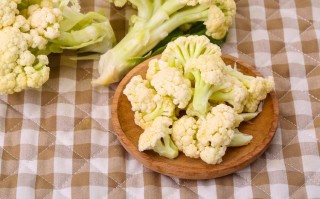 菜花焯水应掌握的时间（烫菜花的最佳时间掌握）