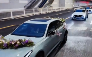 网友曝光黄子韬婚礼车队：40辆凯迪拉克撑排面 车队集结视频很拉风！