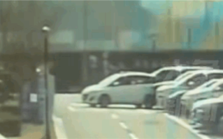 SUV倒车撞坏库里南后逃逸 车主：我车1千万 车损超过20万！