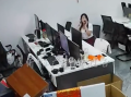 砰！冰箱放办公室突然爆炸 门炸飞 白烟奔涌而出 员工吓得捂耳！
