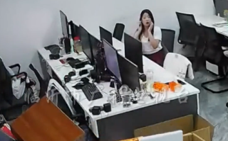 砰！冰箱放办公室突然爆炸 门炸飞 白烟奔涌而出 员工吓得捂耳！
