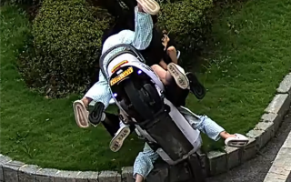 四名少女同乘一辆电动摩托扎进绿化带：秒变“八腿蜘蛛”！