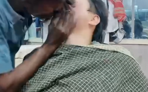 小伙体验印度火焰理发：喷火+强吻+烧秃头 这剧情编剧都不敢写！
