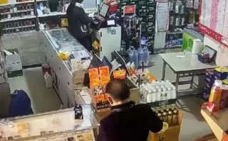 男子连续11天刮刮乐兑奖 店主报警 背后真相是什么？