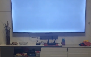 妈妈误将电视膜撕下变白屏 全家不敢吱声 后续来了!