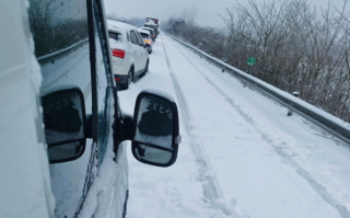 雨雪天 油车、电车互掐互嘲：到底选谁好？