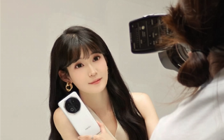 美女产品经理晒魅族Note 16定妆照：纯白机身 八边形镜头吸睛！