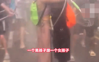 情侣在泼水节上亲吻遭众人“围攻” 网友：这应该算爱的洗礼吧！