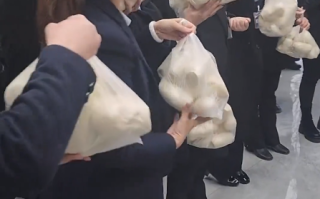 妇女节女员工1人发了1袋大馒头：寓意蒸蒸日上！