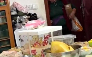 女儿偷回家做满桌菜妈妈以为进错门 退出去再三确认！