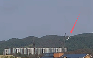 载有4人韩国巡逻机坠机画面曝光：向右转弯后转了一圈栽到地面！