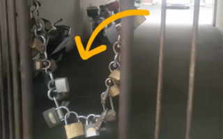 小区大门挂29把锁火了 居民：防外来车辆抢车位 各开各的锁！